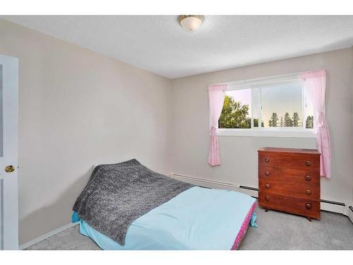 11-14, 21-24, 31-34-4932 48 Street, Rocky Mountain House, AB - Indoor Photo Showing Bedroom