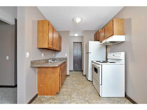 11-14, 21-24, 31-34-4932 48 Street, Rocky Mountain House, AB - Indoor Photo Showing Kitchen