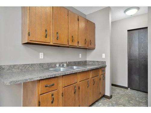 11-14, 21-24, 31-34-4932 48 Street, Rocky Mountain House, AB - Indoor Photo Showing Kitchen