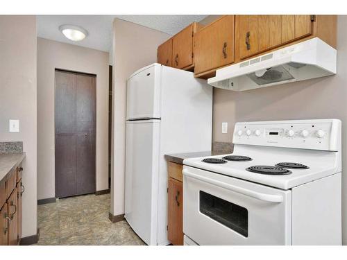 11-14, 21-24, 31-34-4932 48 Street, Rocky Mountain House, AB - Indoor Photo Showing Kitchen