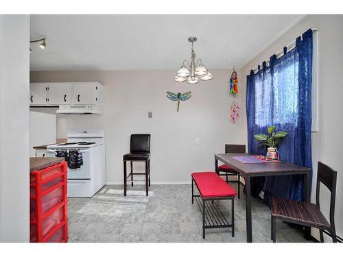 11-14, 21-24, 31-34-4932 48 Street, Rocky Mountain House, AB - Indoor Photo Showing Kitchen