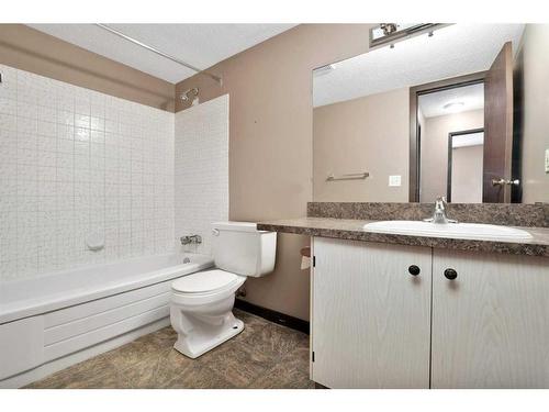 11-14, 21-24, 31-34-4932 48 Street, Rocky Mountain House, AB - Indoor Photo Showing Bathroom