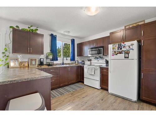 61 Westview Drive, Sylvan Lake, AB - Indoor Photo Showing Kitchen