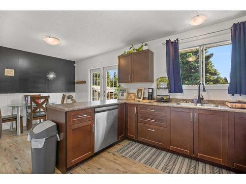 61 Westview Drive, Sylvan Lake, AB - Indoor Photo Showing Kitchen With Double Sink