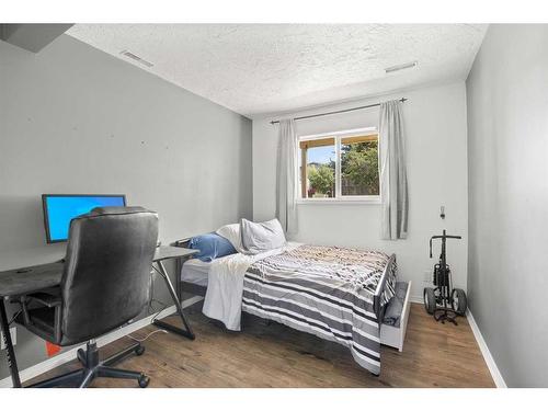 61 Westview Drive, Sylvan Lake, AB - Indoor Photo Showing Bedroom