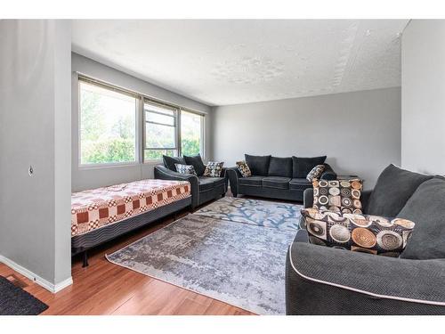 5922 West Park Crescent, Red Deer, AB - Indoor Photo Showing Living Room