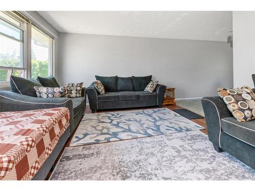 5922 West Park Crescent, Red Deer, AB - Indoor Photo Showing Living Room