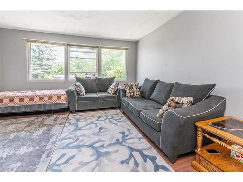 5922 West Park Crescent, Red Deer, AB - Indoor Photo Showing Living Room