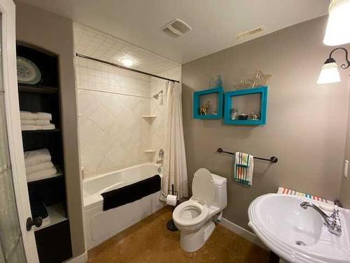 11 Fairway Place, Veteran, AB - Indoor Photo Showing Bathroom