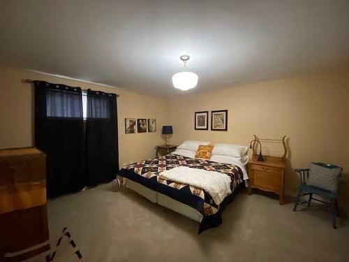 11 Fairway Place, Veteran, AB - Indoor Photo Showing Bedroom