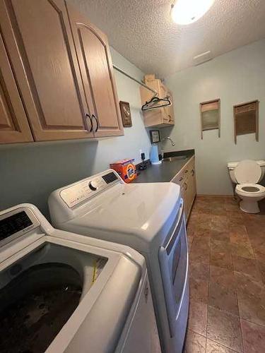 11 Fairway Place, Veteran, AB - Indoor Photo Showing Laundry Room