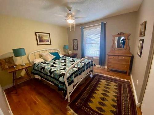 11 Fairway Place, Veteran, AB - Indoor Photo Showing Bedroom