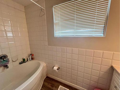 66 Sherwood Crescent, Red Deer, AB - Indoor Photo Showing Bathroom