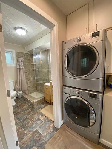 22 Lakeview Drive, Hardisty, AB - Indoor Photo Showing Laundry Room