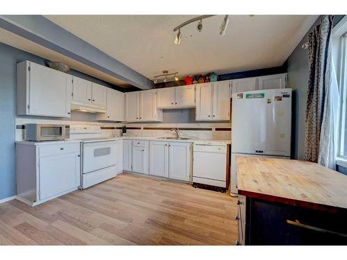 5708 71 Street, Red Deer, AB - Indoor Photo Showing Kitchen