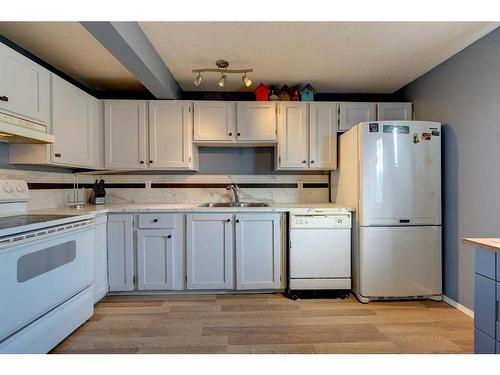 5708 71 Street, Red Deer, AB - Indoor Photo Showing Kitchen