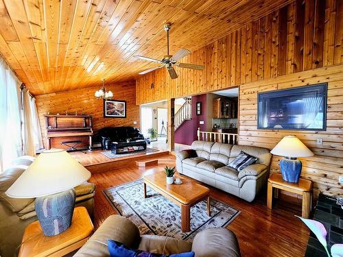 916 & 920 6 Street Se, Slave Lake, AB - Indoor Photo Showing Living Room