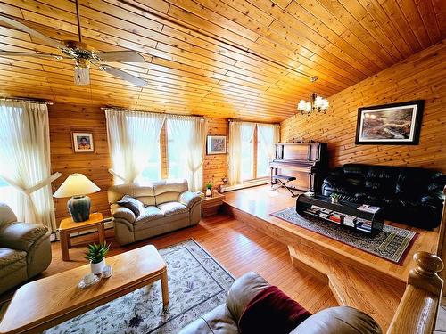 916 & 920 6 Street Se, Slave Lake, AB - Indoor Photo Showing Living Room