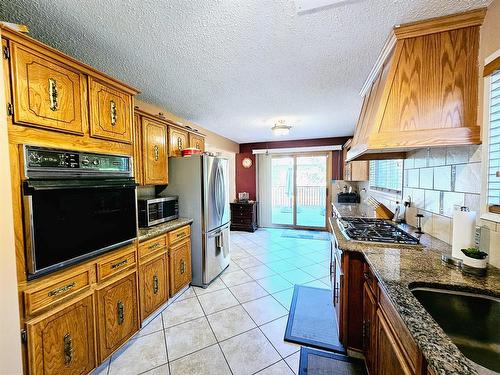 916 & 920 6 Street Se, Slave Lake, AB - Indoor Photo Showing Kitchen