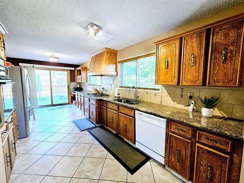 916 & 920 6 Street Se, Slave Lake, AB - Indoor Photo Showing Kitchen With Double Sink