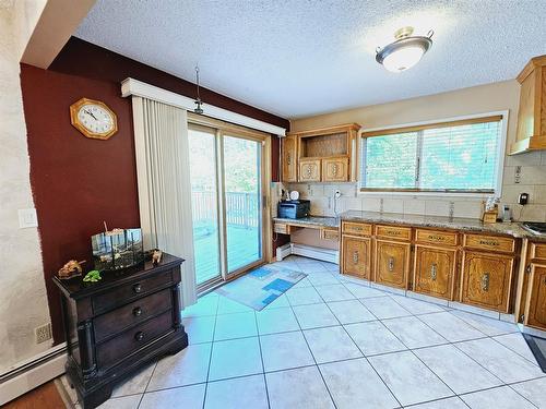 916 & 920 6 Street Se, Slave Lake, AB - Indoor Photo Showing Kitchen