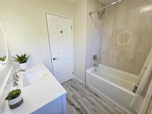 916 & 920 6 Street Se, Slave Lake, AB - Indoor Photo Showing Bathroom