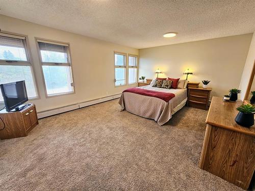 916 & 920 6 Street Se, Slave Lake, AB - Indoor Photo Showing Bedroom