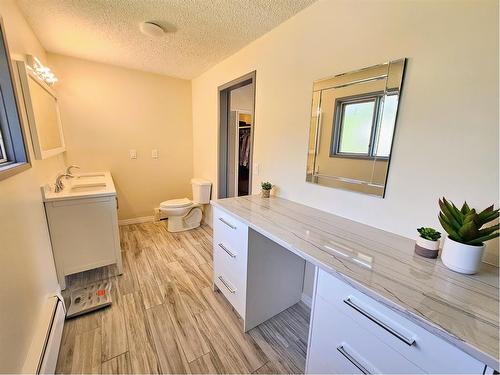 916 & 920 6 Street Se, Slave Lake, AB - Indoor Photo Showing Bathroom