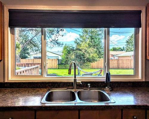 408 7 Street Ne, Slave Lake, AB - Indoor Photo Showing Kitchen With Double Sink