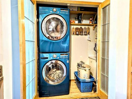 408 7 Street Ne, Slave Lake, AB - Indoor Photo Showing Laundry Room