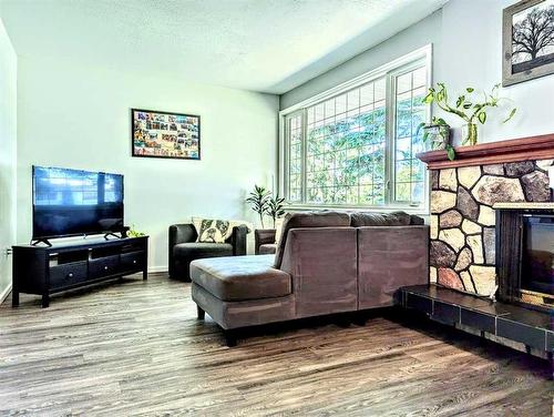 408 7 Street Ne, Slave Lake, AB - Indoor Photo Showing Living Room