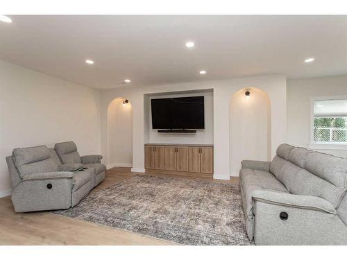 7024 Cobb Street, Lacombe, AB - Indoor Photo Showing Living Room