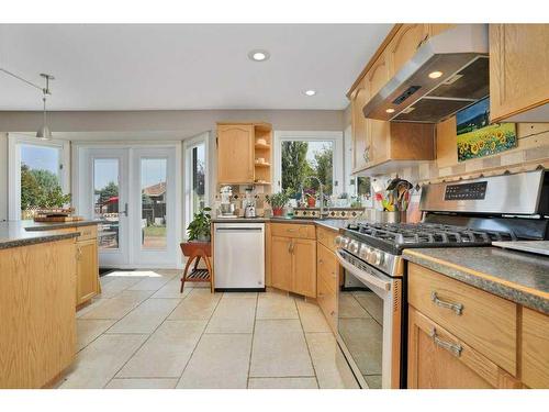 6006 44 Street Crescent, Innisfail, AB - Indoor Photo Showing Kitchen