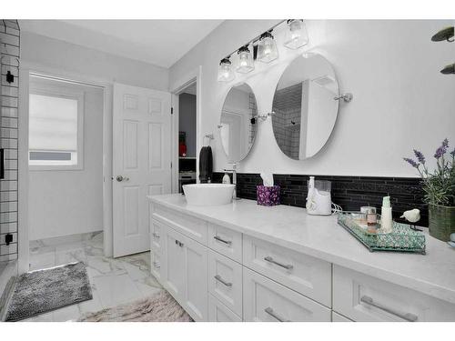 6006 44 Street Crescent, Innisfail, AB - Indoor Photo Showing Bathroom