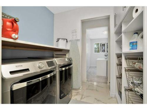 6006 44 Street Crescent, Innisfail, AB - Indoor Photo Showing Laundry Room