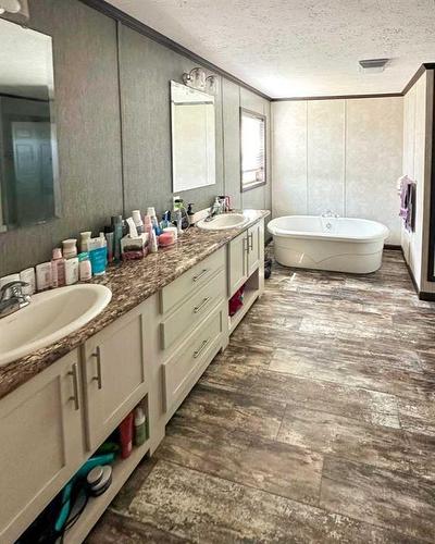 1417 Township Road 412, Rural Lacombe County, AB - Indoor Photo Showing Bathroom