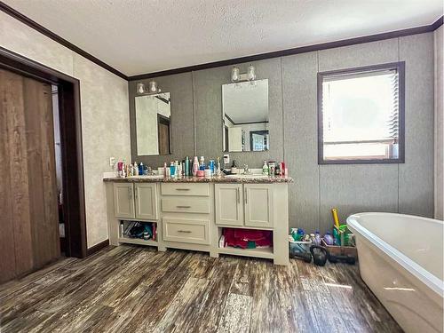 1417 Township Road 412, Rural Lacombe County, AB - Indoor Photo Showing Bathroom