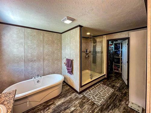 1417 Township Road 412, Rural Lacombe County, AB - Indoor Photo Showing Bathroom