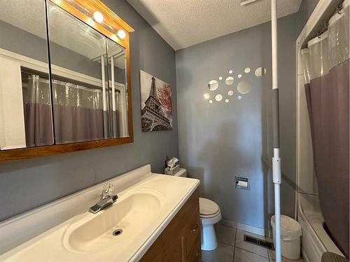 4016 39A Avenue Close, Ponoka, AB - Indoor Photo Showing Bathroom