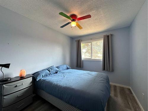 4016 39A Avenue Close, Ponoka, AB - Indoor Photo Showing Bedroom