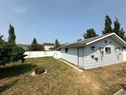 4016 39A Avenue Close, Ponoka, AB - Outdoor