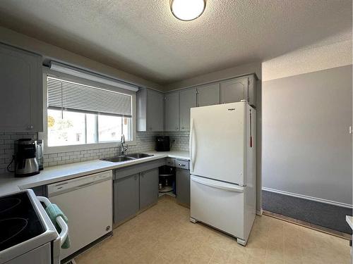 4016 39A Avenue Close, Ponoka, AB - Indoor Photo Showing Kitchen With Double Sink