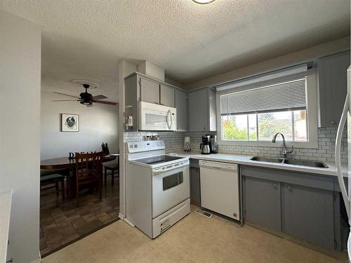 4016 39A Avenue Close, Ponoka, AB - Indoor Photo Showing Kitchen With Double Sink