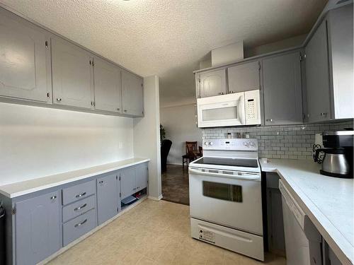 4016 39A Avenue Close, Ponoka, AB - Indoor Photo Showing Kitchen