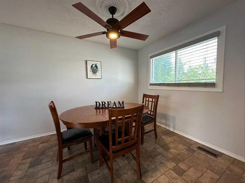 4016 39A Avenue Close, Ponoka, AB - Indoor Photo Showing Dining Room