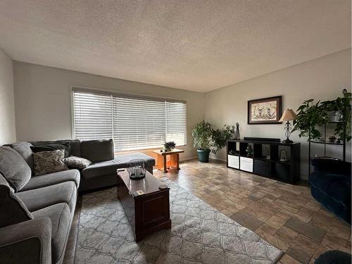 4016 39A Avenue Close, Ponoka, AB - Indoor Photo Showing Living Room