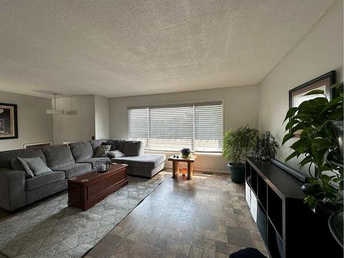 4016 39A Avenue Close, Ponoka, AB - Indoor Photo Showing Living Room