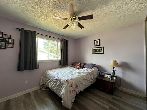 4016 39A Avenue Close, Ponoka, AB - Indoor Photo Showing Bedroom