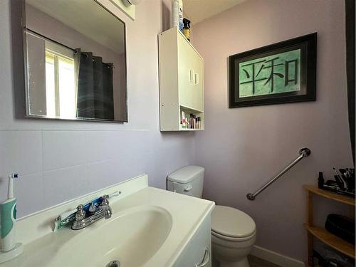 4016 39A Avenue Close, Ponoka, AB - Indoor Photo Showing Bathroom