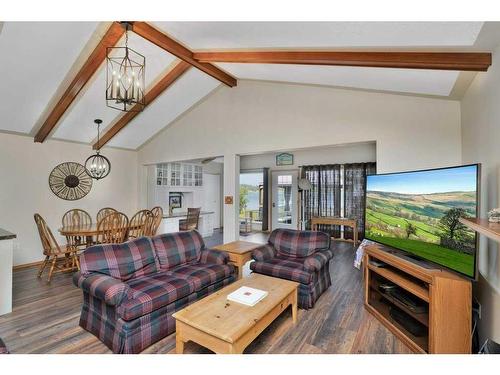 34 Beach Street East, Rochon Sands, AB - Indoor Photo Showing Living Room